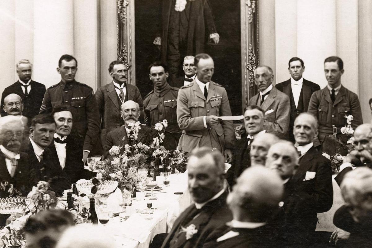 Prime Minister Billy Hughes presents the prize money to Ross Smith in 1920 for winning the Great Air Race.