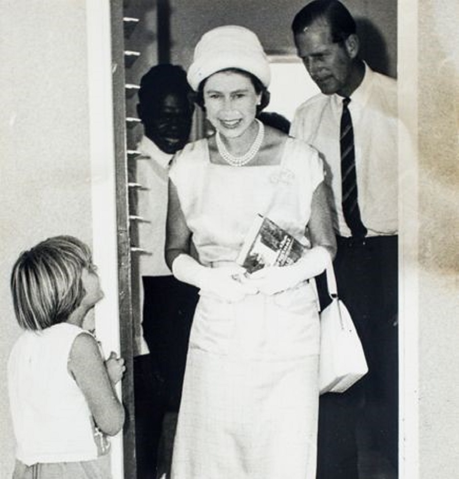 QE2 in crowd